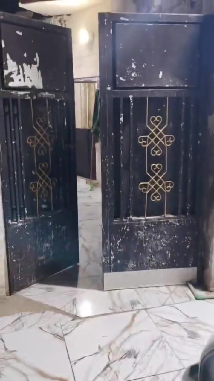السلام عليكم، بيت حواسم للبيع
المساحة/ ١١٠
المكان/ عمارات الملح 

السقف سندويش

يجي ويه البيت : سبالت ٢ شغالات+ مقطورة أم الألف ونص + كنتور سلايت + سخان 

للاستفسار / ***********
