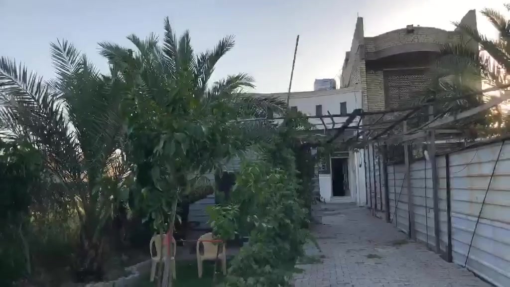 للبيع دار طابو ملك صرف 150متر 7.50×20 زنجيل على شارعين+تشجير ملاصق للدار بحدود ال 300متر البيت مباشر على السدة شارع 15 وشارع10 
طابق واحد استقبال مطبخ صاله صيحات غرفة نوم عدد2
الزعفرانية حي الأمانة مباشر على سدة الجنابيين 
للأستفسار اكثر الاتصال على الرقم التالي *********** علي حامد الجواري مكتب المهيب للوساطة العقارية وأنجاز المعاملات
