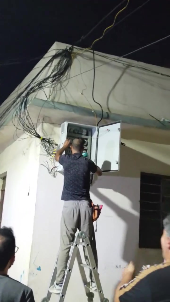 كهربائيين لتسليك الكيبلات في الموصل
و سهل نينوى وتحويل مواقع في 
داخل الموصل تحياتي الجميع 
ابو الجود ***********
ابو الجود ***********
