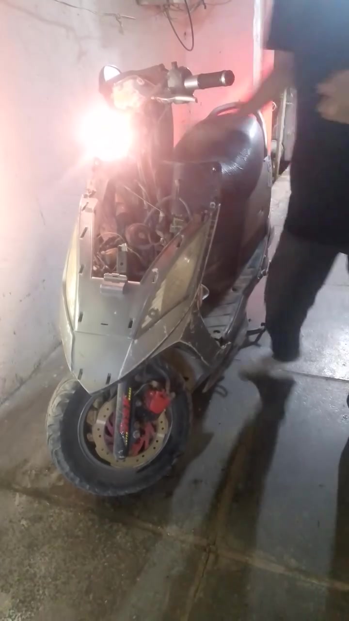 سلام عليكم دراجه كامكو. جي 5 شغاله نكره سلف الهندر طاكه مالته العرموطه الدراجه شلعه ومعدل  قفل جنطه قفل بانزين نقضها كفر أماميه الدراجه نظيفه سعرها ب200 وبيها مجال 
مكاني بغداد الغزاليه للاستفسار *********** جماعه ال 150 لا تطبولي
