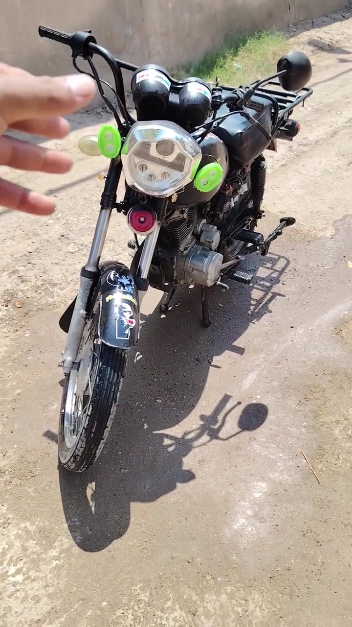 موطور هندي للبيع نكره سلف باتري ما ده دبلات محرك ٢٠٠ مال ستوته كله معمر كهربائيات كلها شغاله تايرات نضيفه يعني متذب عليه ربع مال شغل سعره 325 بي مجال  رقمي ***********
