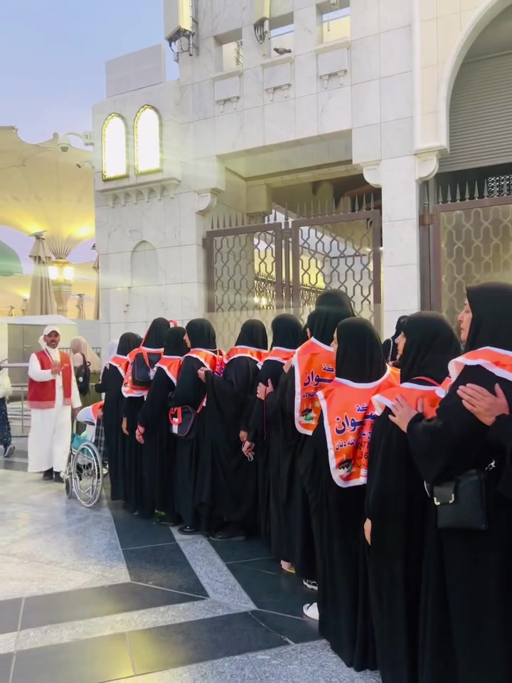 شركه الرضوان للراحه والامان  

من داخل الحرم النبوي الشريف 

دخول معتمرينا مجموعه النساء الى الروضه الشريفه 

نسأل الله التوفيق و الديمومه في خدمه ضيوف الرحمن
