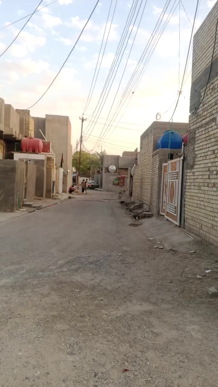 سلام عليكم بيت للبيع مقابيل شارع ابو العوف سوق العكيلي السعر 35 وبي مجال ***********
