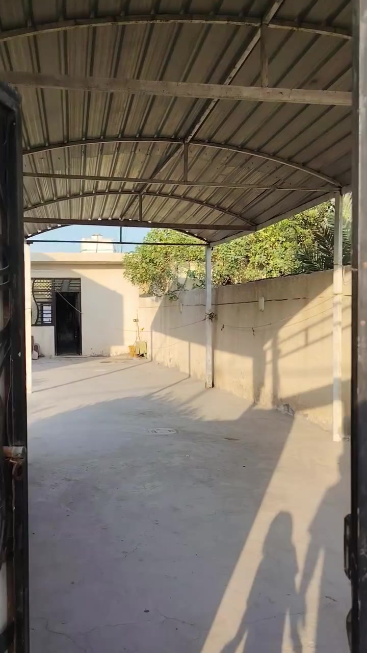 السلام عليكم للبيع كاع وبيه بناء ٧٥ متر المساحة الكلية ١٨٥ متر الشعله الدوانم شارع أبو دوش عالشارع ***********
