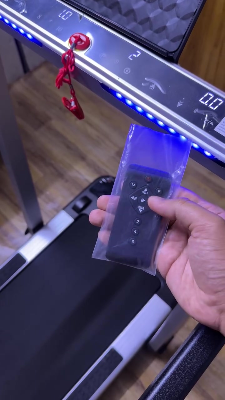 جهاز مشي فلات من ماركه ‭FLYLINKTECH
استخدام قليل مشتري جديد والوصل موجود بلصور 

سعره ب200 الف مكاني بغداد

نص مكتوب في الصور:
- نبذة باستخدام الذكاء الاصطناعي
- الجهاز الموجود في الصورة هو جهاز جري كهربائي من علامة FLYLINKTECH (نموذج قابل للطي / Walking Pad / Treadmill).
- 1+ www.weply.it
- المواصفات الأساسية:
- العلامة التجارية: FLYLINKTECH
- النوع: جهاز جري ومشي منزلي قابل للطي (2 في 1)
- المحرك: بقوة تقارب 2.25 حصان، بتصميم هادئ ومناسب للاستخدام تحت المكتب أو في المنزل.
- المميزات: شاشة عرض LED، تحكم عن بُعد (ريموت كنترول)، وإمكانية الاتصال بالهاتف عبر البلوتوث أو التطبيقات الخاصة.
- السعر المتوفر في السوق المحلي: يبلغ حوالي 290,000 إلى 300,000 دينار عراقي (يمكن العثور عليه