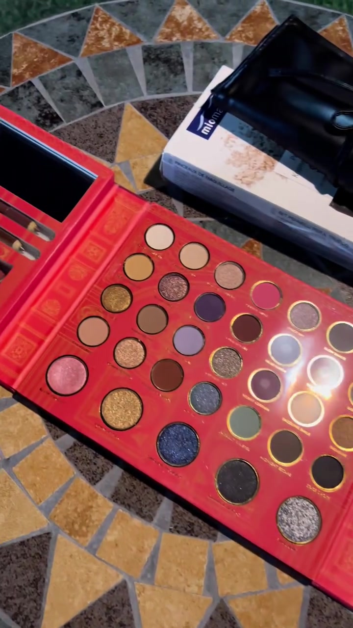 Max & More Beautyلوح مكياج.
مع طقم فرش من شركة Miomare 
بسعر 50.000 مع هدية انبولات سيرام عناية بالبشرة
