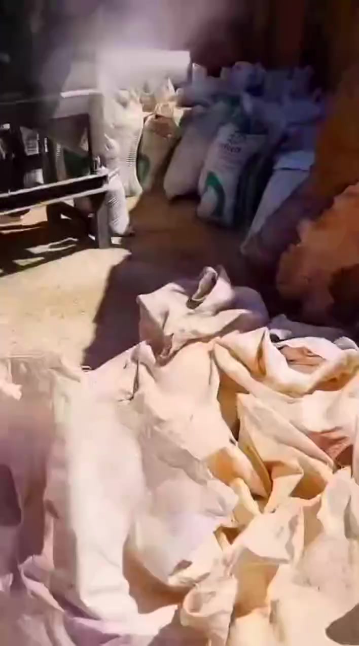 سلام عليكم متوفر جاروشة اعلاف وره المكينه لايحتاج يتصل ويتدلل***********

