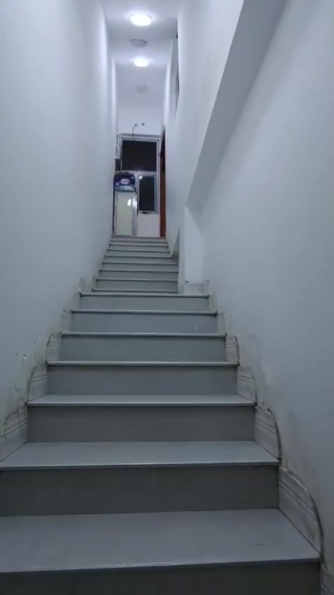 عمارة تجارية المساحة ٢٠٤ م على سايدين مقابل مجمع راهب ال محمد
بناء حديث ٢٠٢٥ ثلاث طوابق الطابق الأرضي اسواق والطابق الثاني شقتين 
كل شقة تحتوي على غرفتين وصاله ومطبخ وصحيات الطابق الثالث يحتوي على غرفتين هيكل وارد العمارة ٢٫٥٠٠ مليون شهرياً وقابل للزيادة طابو تحويل مباشر السعر ٧٢٠ مليون وبيه مجال بيع مستعجل
***********
