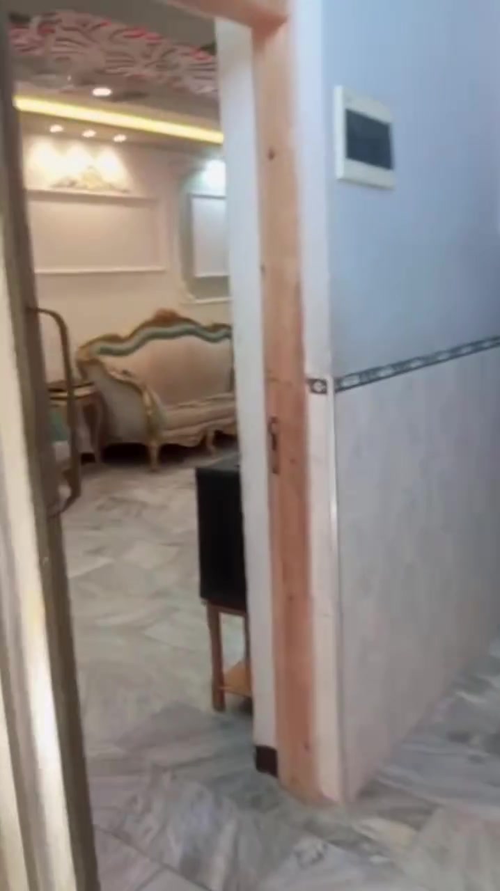 بيت مساحة 110 متر
قطاع 37 
الطابق الاول استقبال وغرفة ومطبخ 
الطابق الثاني 3 غرف وصاله 
ومثل ما موضح بالفيديو البيت كله شغل جديد 
للاستفسار الاتصال على الرقم او على الواتساب 
***********
