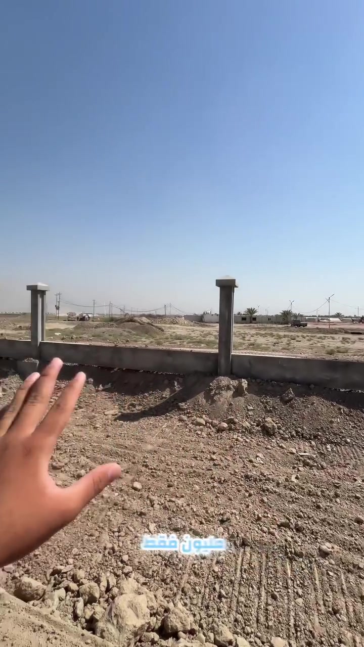 ٣٠٠ متر الوصل يصدر باسم المشتري سعرها مناسب جداً ***********
