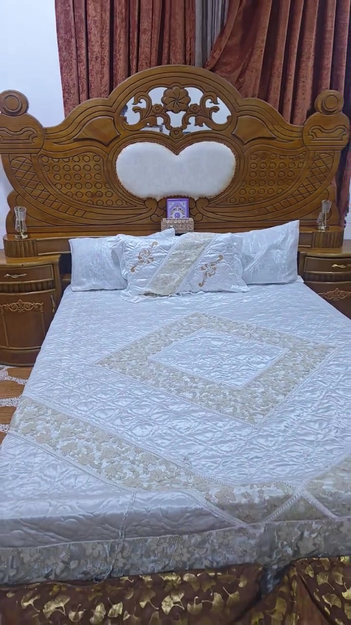 سلام عليكم عندي غرفة اخشاب احطاطه خشب عراقي استخدام سنه ونص سعر مليون الي يحب اتصل علا هاذه رقم ***********هاذه رقم ثاني***********
