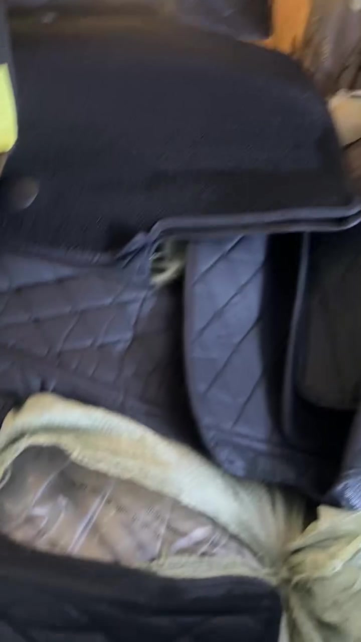 النوع: رينو كابتشر (Renault CAPTUR)
 الموديل: 2019
 الجهة: مقود يسار (Left-hand drive)
 المواصفات: طبقة مزدوجة سوداء بخطوط سوداء + دعاسة حصير (سلك) سوداء، مع تطريز جلدي (1 طقم متكامل).
***********
