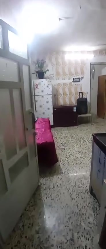 السلام عليكم بيت للبيع المساحة 140مربع ركن أول فرع عن الشارع العام ( مكون من غرفتين نوم صالة ومطبخ مشترك كبيرة  +استقبال مناور عدد 2 / حمامات عدد 2 داخلي ./تواليت خارجية/ كراج ) السعر 85 وبي مجال تواصل ***********
+ واتساب
