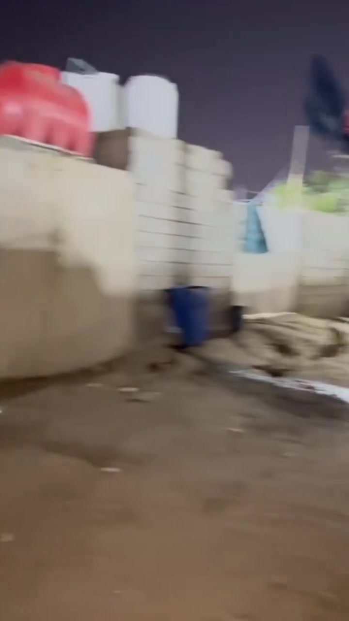 للبيع بيت مساحه 150 بي 2غرف وصاله ومطبخ البصرة الزبير حي القائد مكتب قاهر الاسعار***********
