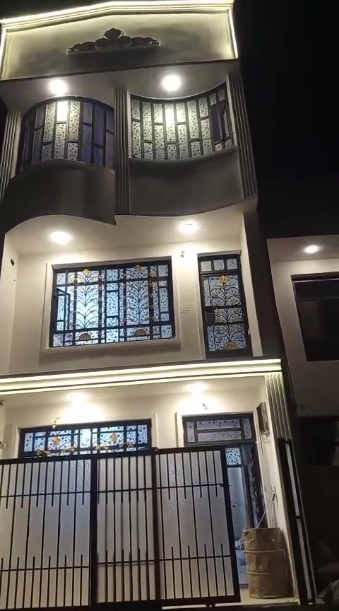 دار بناء حديث للبيع 
المساحة : ٥٦م
الواجهة: ٥،١٠
النزال:١١
      ثلاث طوابق ،يحتوي على غرفة ارضية. 
الموقع : حي القاهرة - المعلمين. قرب مدرسة الرساله المحمدية.
للاستفسار ومعرفة السعر الاتصال على الأرقام : 
***********
***********
أو زيارة مكتب ياسر الزبيدي للعقار:
حي القاهرة - وسط شارع حسينية آل الرسول .

