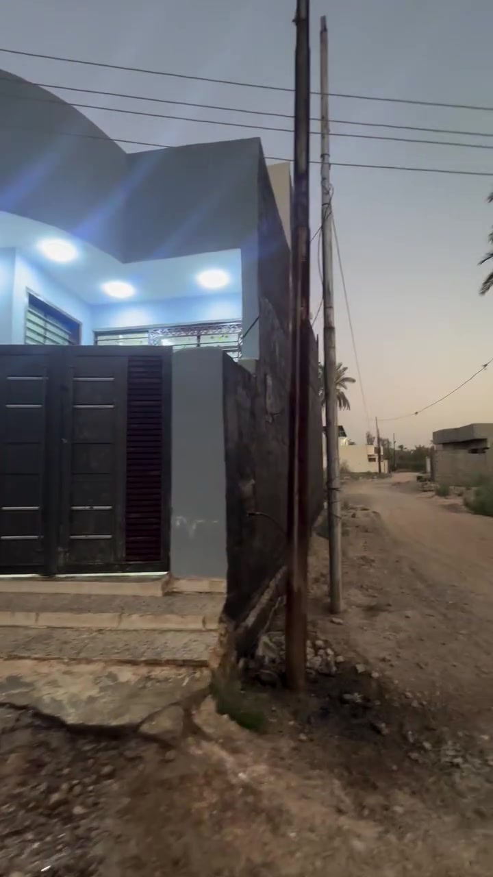 السلام عليكم منزل للبيع موقع بعقوبة باب درب  من قرب مدرسة المساعي المساحة ١٠٠ متر  ركن ١٠ في ١٠ منزل حديث يحتوي على طرمة حمام خاري استقبال و مطبخ و غرف عدد ٢ سويت كامل هوة للحمام بيتونة طابو زراعي سند ٢٥ الاستفسار ع رقم ***********
