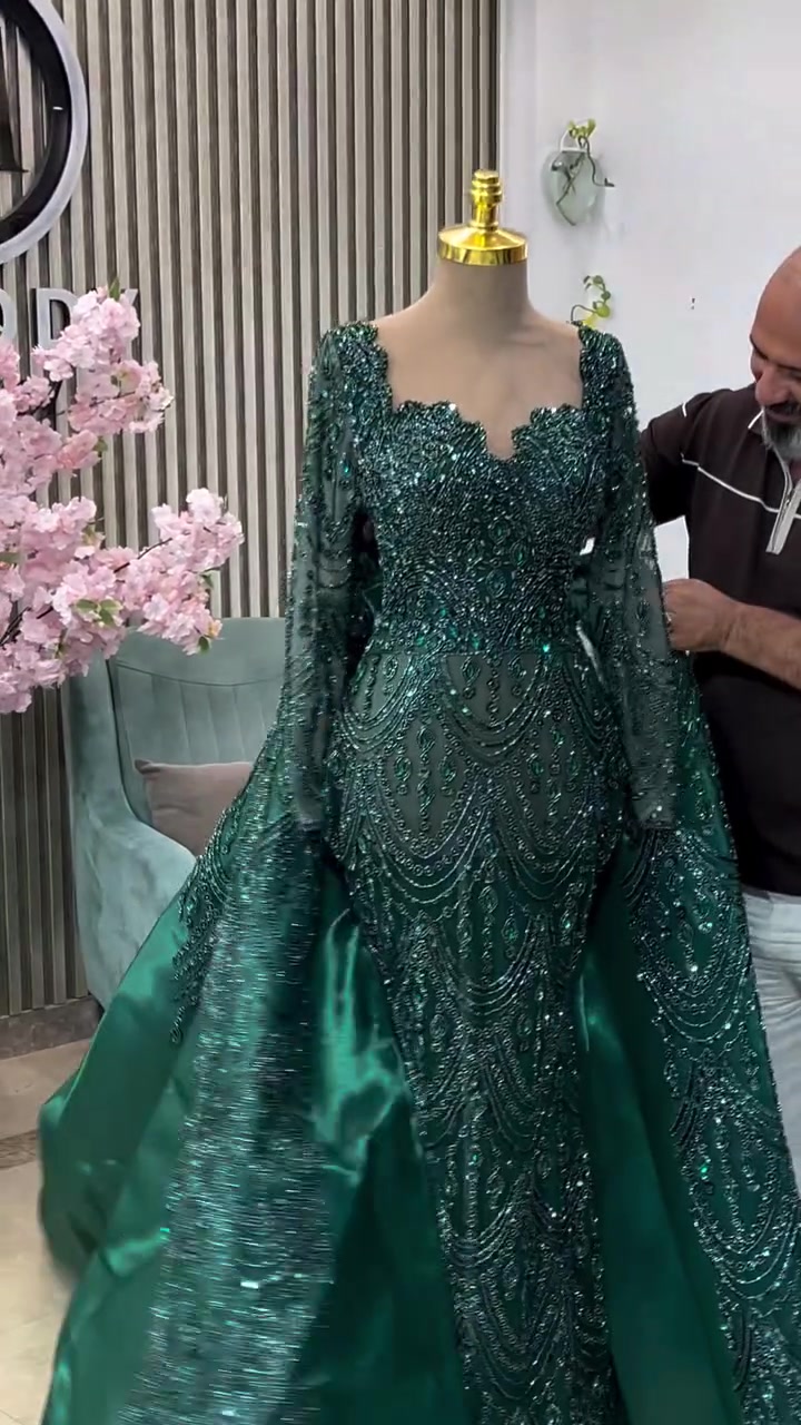 كل ماهوة جديد ومميز تصميم يخطف الانظار من اول لحظة بتصميم فخم 
مصمم فقط للعروس المميزة 👰🏼‍♀️
الاستفسار راسلونا ع الخاص ***********
او زورنا عنوانا بغداد حي الجامعة شارع الربيع قرب نفق الشرطة مجاور لقمة مقابيل مرطبات المنار #اكسبلور_فولو #بدلات_زفاف #فساتين_سهره #الشعب_الصيني_ماله_حل😂😂 #بدلات_عرائس
