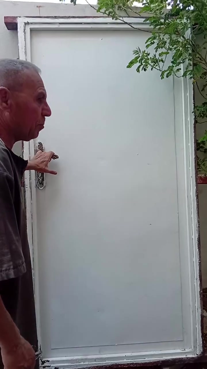 باب حديد تزكام حديد ثقيل والجرجوبة  حديد جنل من كل الاتجاهات بي كيلون تركي  مع ثلاث مفاتيح يرهم باب غرفة اوسطح اوبيتونة  سعرة ١٠٠ ألف اني مسويها ب١٥٠ قبل سنة  
كوت الطشاش شارع الاسعاف الفوري فرع السابع قرب معمل ارقام المرور الهاتف ***********
