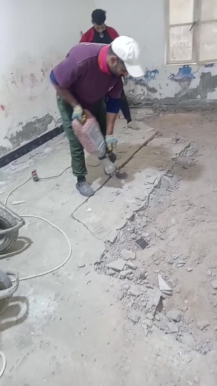 خادمكم حيدر الفرطوسي لتفليش المنازل وقلع الجدران والسقوف والترميم وتنضيف المنازل وفتح البيبان والشبابيك بالكوسره وجميع الأعمال الحره رقم الهاتف ***********
