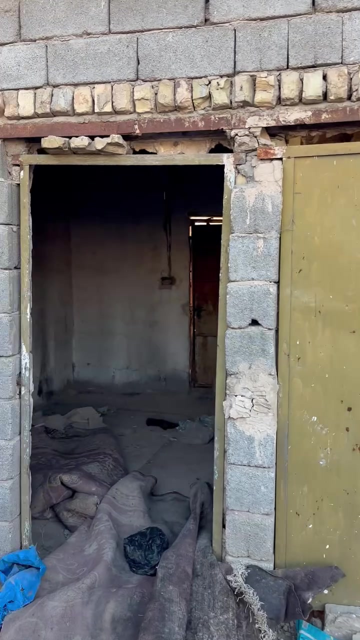 قطعه مع بيت صغير  غرفه ومطبخ وصحيات 150 متر  بيت متروك في منطقه الفضيليه حي القدس خلف مستشفى الفضيليه بشارع مرتظى ابو الأسواق واجه11نزال 15   مي كهرباء مجاري تبليط كاملات السعر  38وبي مجال لاتصال ‭***********‬
