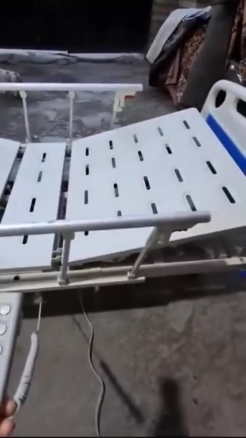 للبيع سرير طبي كهربائي بالريموت متحرك من الظهر والقدمين مع دوشك طبي لكبار السن وذوي الاحتياجات الخاصة، أستعمال قليل جدآ للاستفسار واتساب *********** المكان بغداد
