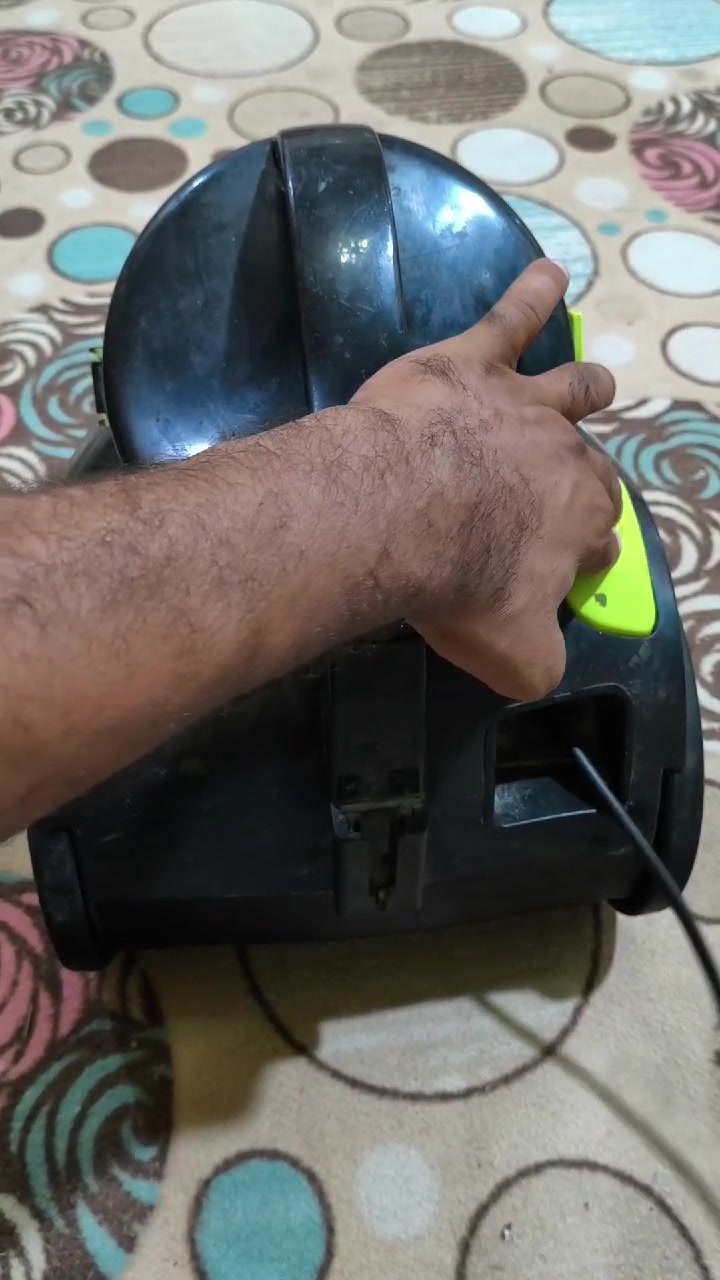 مكنسة كهربائية • مستعملة • بدون خرطوم