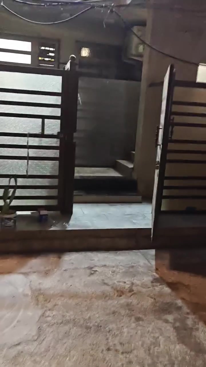 المشتمل 80 متر متكون من
2  غرفة نوم كل غرفة مع حمام ومرافق ومغسلة
1 حمام  للضيوف
سخان معزول 
ماء اسالة معزول
الارضية مرمر
الشبابيك اللامنيوم
ابواب درجة اولى تركية
سطح كبير
بيتونة كبير تكون مخزن جيد
وامام البيت داخل السياج مخزن الايجار 700 الف+تامينات شهر للاضرار التي قد تحدث لا سامح الله وتسترجع عند خروج المستاجر
ابو عبدالله 
***********
