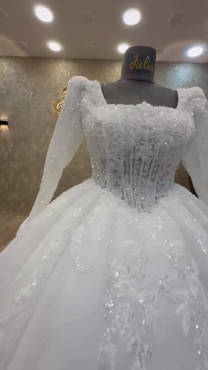 فستان العمر نصممه بحب ليليق بفرحتك الكبرى❤️قياس الفستان فري سايز ____أزياء واثق شي للعرائس
