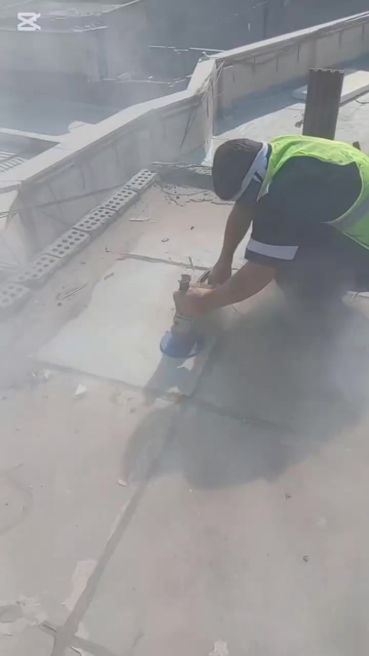 ‏📢 احمي سطح بيتك الجديد من أول يوم.. وحل مشكلة الرطوبة والتسريب للأبد! 🏠✨
​إذا كان بيتك بناء جديد أو حالياً بمرحلة الصب أو الفرشي والشتايكر، فهذه هي الفرصة المثالية لإنشاء طبقة عزل متينة تُعيّش سطحك لسنين طويلة بدون مشاكل.
​💎 خدمة العزل المائي المتقدمة باستخدام الأكريليك روف كوت (Acrylic Roof Coat)
​ليش تختار الأكريليك روف كوت لسطحك؟
​🛡️ حماية فائقة من الأمطار والرطوبة: يشكّل طبقة مطاطية مرنة تمنع نفاذ المياه نهائياً إلى داخل الشتايكر أو الصبة.
​☀️ عاكس للحرارة: يقلل من امتصاص الأشعة الشمسية، مما يخفف الحرارة داخل البيت ويقلل استهلاك الكهرباء.
​🔗 قوة التصاق عالية: يلتصق بقوة على الشتايكر، الفرشي، والخرسانة المسلحة بدون ما يتقشر.
​🌀 سد الفواصل والتشققات: يغطي الفواصل بين الشتايكر بدقة ويمنع تجمع المياه بين المفاصل *********** .
