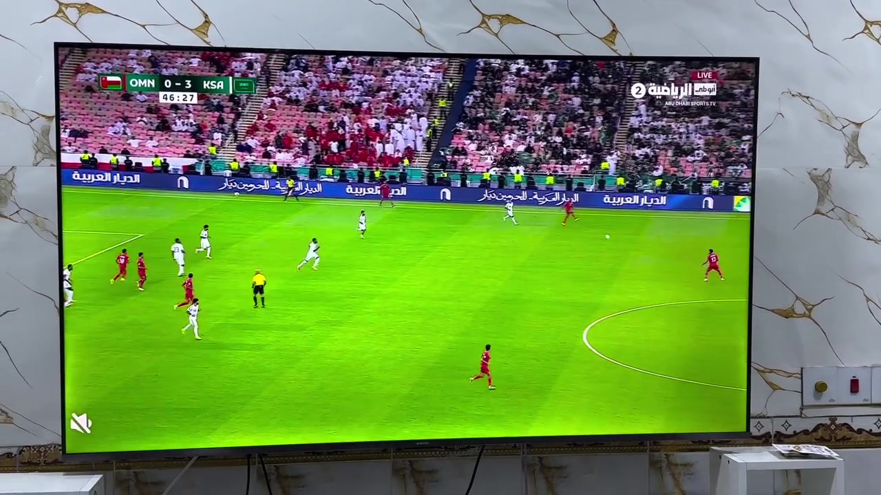 شاشه شاومي (A Pro 65) جديده انتاج ٢٠٢٦ مستخدمه ٥٧ يوم بعدها بالضمان ضمان لمده سنة
اشتريتها جديده ب٨٣٥ 
قيم بما يرضي الله 

هاي مواصفاتها 
للاستفسار  ***********

شاشة Xiaomi TV A Pro 65" 
1. الشاشة والعرض
• المقاس: 65 بوصة.
• الدقة: 4K Ultra HD (3840 \times 2160 بكسل).
• نوع اللوحة: QLED / LED إطار معدني نحيف جداً (Bezel-less).
•
• معدل التحديث مع تقنية MEMC لتنعيم حركة المشاهد السريعة، وتدعم 120Hz Game Booster (عند دقة 1080p).
• تقنيات الصورة: تدعم HDR10 و HLG و Dolby Vision / Filmmaker Mode.
2. النظام والأداء
• نظام التشغيل: Google TV (يدعم متجر تطبيقات Google Play وتطبيقات مثل Netflix, YouTube, Prime Video وغيرها).
• المعالج: Quad-core Cortex-A55 (رباعي النواة).
• المعالج الرسومي: Mali-G52.
