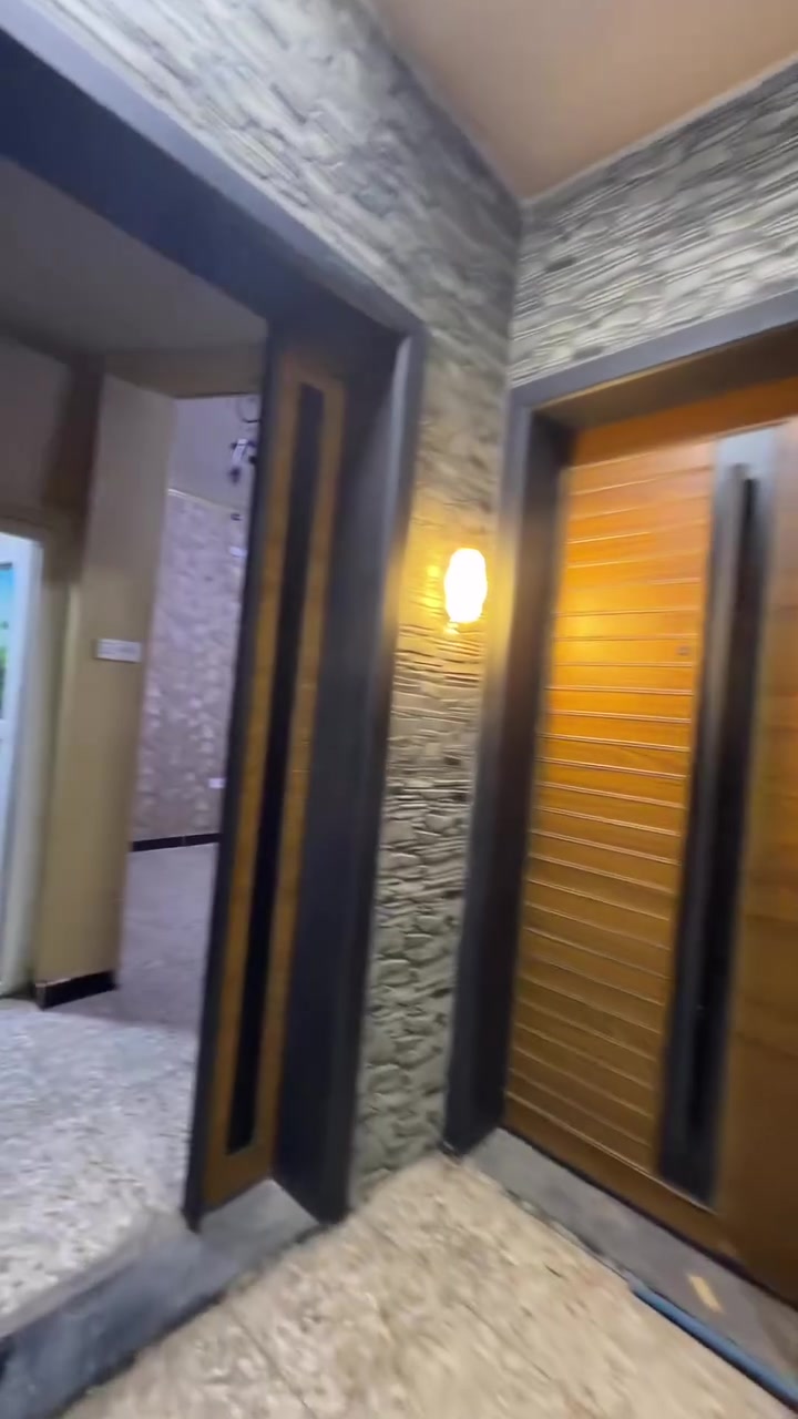 السلام عليكم
متوفر بيت للإيجار في منطقة حي القاهرة 
مساحة ٧٥ متر ✅
يتكون من ثلاث طوابق  ومدخلين ✅
يحتوي الطابق  على استقبال وخدمات ✅وصالة ثانوية (تصير غرفة نوم) ومطبخ ومنور وخدمات ✅
والطابق الثاني يحتوي على خدمات وغرفتين نوم كبار ✅
والطابق الثالث على غرفة نوم ومخزن وسطح ✅
الاستفسار ***********
