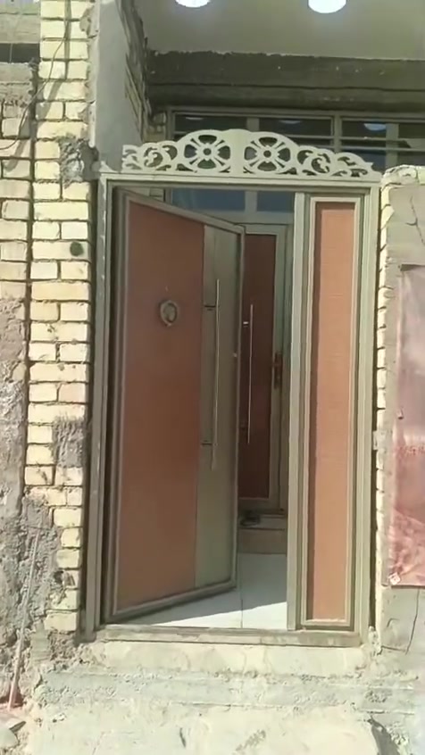السلام عليكم مرخصةمديرالاكروب المحترم بيت  جاهز تسليم مفاتيح اي نقص مابي ٧٠متر طابق واحد زراعي   الواجه ٤ ولنزال ١٧ وربع خدمات كامله مجاري وتبليط مقرنص كهرباء انترنيت ضوئي مولده ذهبي مستعجل على بيعته رجان جيك سعار المنطقه وتعال للاستفسار*********** حاليا وصل كتاب التطويب تعال وشوفه بعينك

