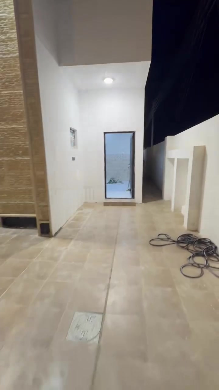 السلام عليكم ورحمه الله وبركاته
🏡 دار للبيع في مجمع السلطان السكني 🏡
✨ فرصة مميزة لامتلاك دار ركن، حديث وبأرقى المواصفات ✨
📍 الموقع: مجمع السلطان السكني
📐 المساحة: 200 متر
🏠 الدار: طابقين – ركن – يطل على حديقة 🌳
🔹 تفاصيل الدار:
4 غرف نوم، غرفتين بالطابق الأول وغرفتين بالطابق الثاني.
هول.
استقبال.
مطبخ.
3 مجاميع صحية.
هول بالطابق الثاني.
حديقة خاصة 🌿
گراج للسيارة 🚗
تصميم حديث وعصري وبأحدث الطرز.
السقف بتصميم سحب مغربي مميز.
سطح إشتايگر.
دار ركن وموقعه مميز جداً وإطلالته على الحديقة تضيف للبيت جمال وخصوصية.
✨ الدار مصمم بعناية، يجمع بين الفخامة والراحة، ومناسب جداً للعوائل الباحثة عن موقع مميز وبيت حديث.
📞 للاستفسار والتفاصيل والسعر، ***********
