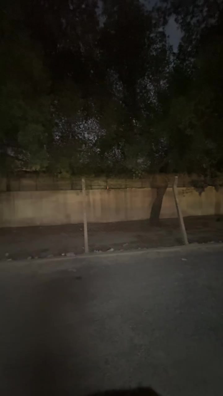 مكانه بل زعفرانه بشارع الزوراء علا سعر 30 مليون وبي مجال شارع عام ماكو جيران مقابيلك خطين 
وطنيه مي بدون ماطور يصعد الدانكي 
منضومه كامرات سعرهن 600 الف هديه ويا البيت البيت بي ورقه من المانه مشمول بل طويب البيت كله مغلف مودرن دره جوله ***********
