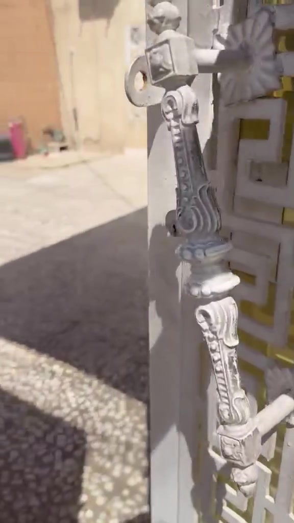 سلام عليكم 

🏡دار ١١٢ متر واجهة ٧.٥  نزال ١٥ للبيع 🏡
حي القاهرة مربع المعلمين فرع أسواق صلاح من اهدأ الأفرع و افضلهم واقع حال البناء ١٠٢ متر تم ترميم البيت سنه 2020 حديث صالح للسكن  بحاله ممتازا يضم البيت 

طابقين بالاضافه الئ سطح + بيتونا يحتوي علئ غرف واسعه عدد ٢ وصحيات عدد ٢ + حولي مع خطار و مطبخ واسع يحتوي ايضاً علئ كراج بارك يسع سيارة واحده مدخلين الئ البيت من الاستقبال و المطبخ
خدمات جيدة من ناحية الماء و الكهرباء الفرع مبلط وشارع عريض  

للاستفسار  علئ الرقم: ***********
