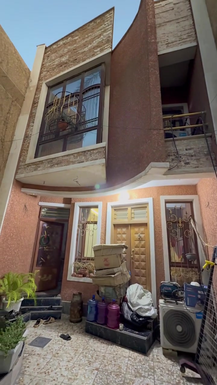 بيت للبيع 
الشعب / شارع الأسواق المركزية / مقابل مدرسة الجندي الباسل 
للاستفسار الاتصال على الرقم ***********
