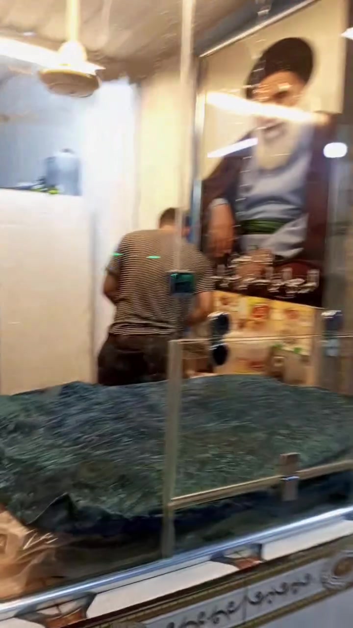 السلام عليكم ورحمة الله وبركاته 
اعادة نشر 
محل للبيع الموقع النهروان سوق الشمري تفاصيل اكثر ادخل على الفديو 
المحل بناء بلوك (قلاب) ارتفاع 3ونص عرض 4ونص في 5 امتار خطين كهرباء +سحب مع بير ماء داخل المحل ماءه  (مج) وليس مالح مع وجود ماء اساله السقف سندويج مع شيلمان مال (عكاده) وشخاط الثقيل( للعلم المحل يباع فارغ بدون غراض ولا رفوف ولا ميز واذا تريد الاغراض تنجرد عليك بسعر الجمله) والرفوف والميوزه كلمآ بسعره اذا تريدهن
للاستفسار الاتصال على الرقم/*********** / سمير ابو حيدر
