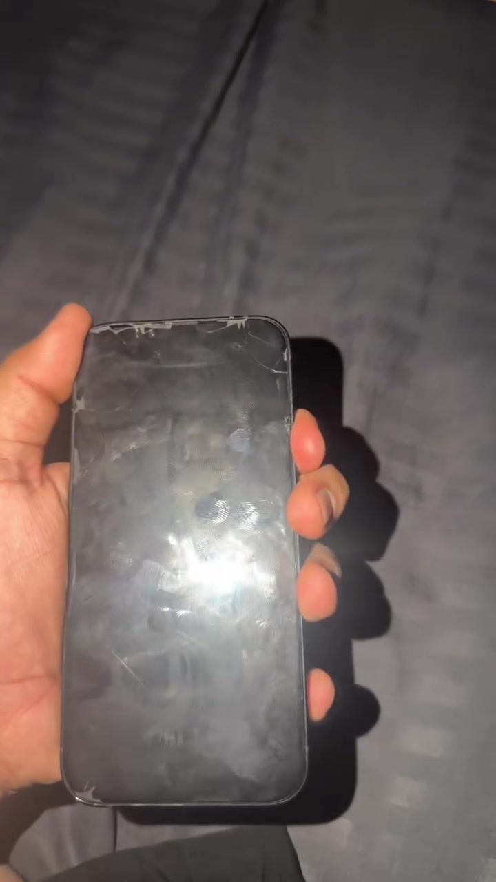 ايفون ١٣ حالته مثل ما موضح بالفديو 
١٢٨ ذاكرتهه 
 مبدل بيه شاشة اصلية مال تفصيخ بس بيه خط والخط مماثر عالمس او على اي شي شغال الجهاز وكلشي شغال بيه ومابيه شي واكف سعر ٢٠٠ الف وبيه مجال بسيط وبيعة سريعة وتوصيل موجود 
تواصل ***********

