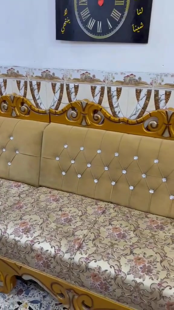 سلام عليكم تخم للبيع لون بيجي صحراوي عدد المقاعد 17 سعر ٥٧٥الف وبي مجال حك جيه عنوان بغداد الشعب رقم هاتف فقط وتساب ***********
