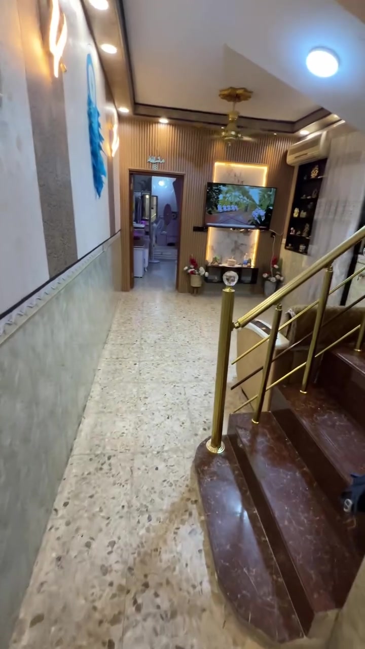 السلام عليكم 
بيت للبيع مساحة ١٠٠ متر طابقين يحتوي عل (  طرمة طويله وحديقة صغيره ، استقبال ، هول ، غرفة ، حمام ، مطبخ ترك ، طابق ثاني غرفتين كبار ، بيتونه مطله على سطحين كبار ) 

📍 المكان : بغداد الشعب  الزراعية حي الكوثر ( قرب ساحه علاء نجف ) شارع ٢٠ 

الاستفسار اتصال على الرقم 
***********

