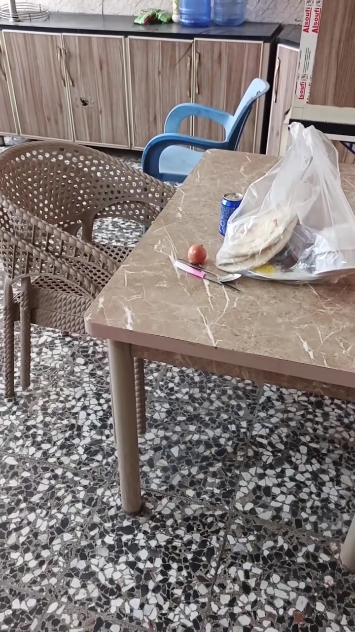 ميز طعام • ٤ كراسي • نظيف