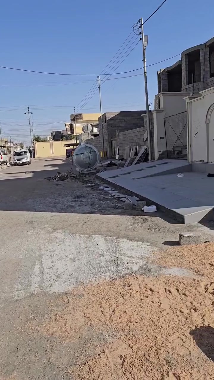 السلام عليكم بيت هيكل للبيع رقم القطعه 2176
بناء حجر واصل لانتنات العنوان❗️
 ⏪️الانبار خالدية حي شهداء مجاور طه عبد الغني بيتة الجديد 
شارع عشرين الجديد مقابل الاستاذ ناجح محمد سلمان 
شارع تبليط واصل للبيت مي وكهرباء متوفرة نهاية الشارع محلات حجي ابراهيم 
مساحة البيت ٣٠٠ 
غرفتين وحدة 5/4وحدة 6\4
غرفة سويت حمامات وصحيات داخلية 
صالة العرض7 طول 12 
ديوانية 8طول عرض 6 
مطبخ 5/4
*********** واتساب
