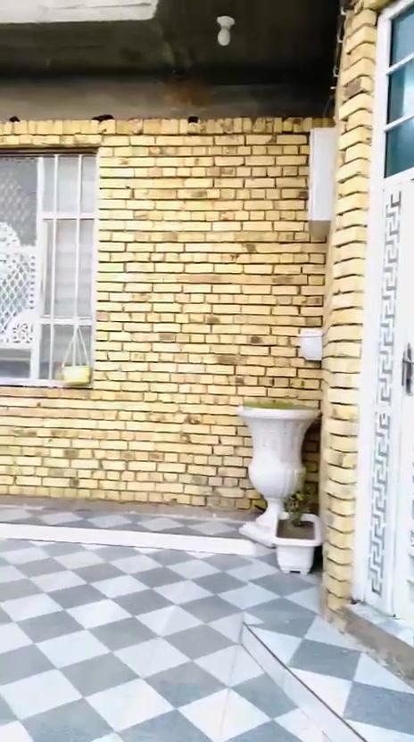 سلام عليكم بيت للبيع في الناصريه منطقة حي الجوادين 
النزله الأولى يبعد عن الشارع ميتين متر 
المساحه 200يتكون من استقبال ومطبخ وصاله وغرفتين 
وصحيات داخليه و خارجيه بالضافه إلى محل ولسعر 105وبيه مجال 
***********متواجد وتساب وفيس
