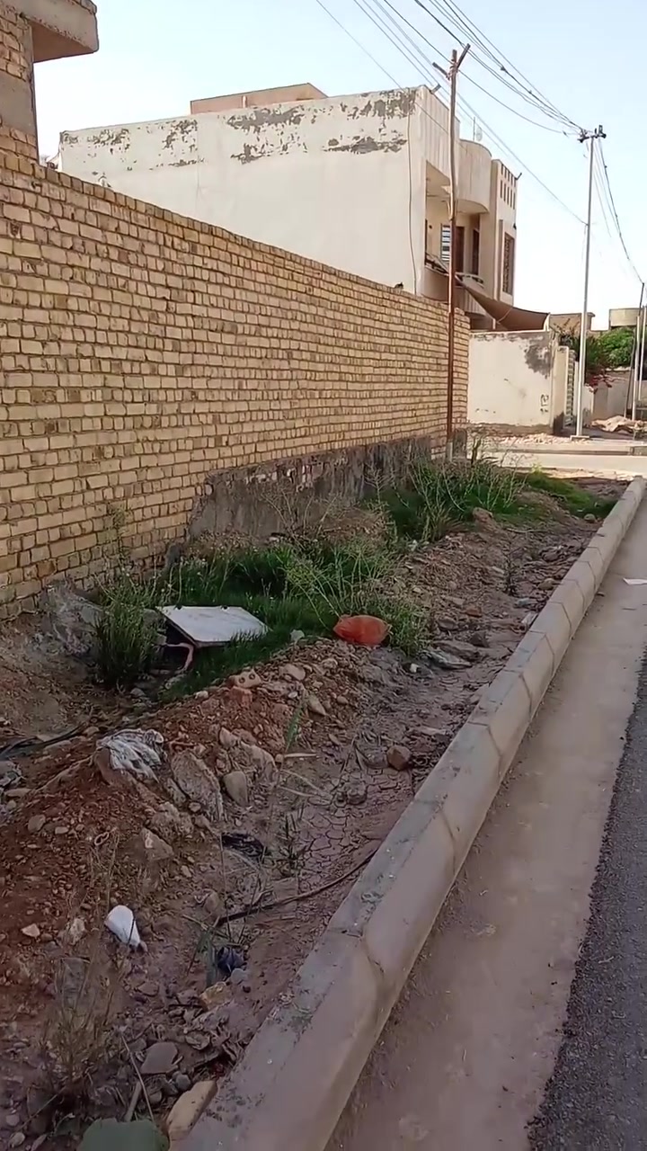 الدار للبيع هيكل مسقف طابق و نص قيد الانشاء
الكوت حي الجامعه الاولى خلف الاقسام الداخليه 
قرب المدرسة الصينية // خدمات كامله 
المساحه 300 ركن واجهه 25 نزال 12// شارع 20 
للاستفسار الاتصال على الرقم ***********
أو واتساب او ماسنجر
