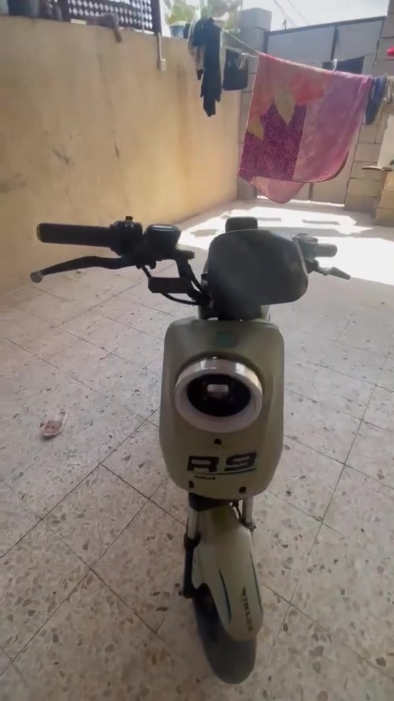 دراجه شحن ار 9 نضيفه وجاهزه من كلشي بطاريات شركه ونلي الاصلي حجم 32 امبير شرط النضافه فقط بيه الدبلات الكدام بيه عواج قليل شغاله وجاهزه سعر 350 وبيه مجال مكاني بصره حيانيه *********** بي واتساب
