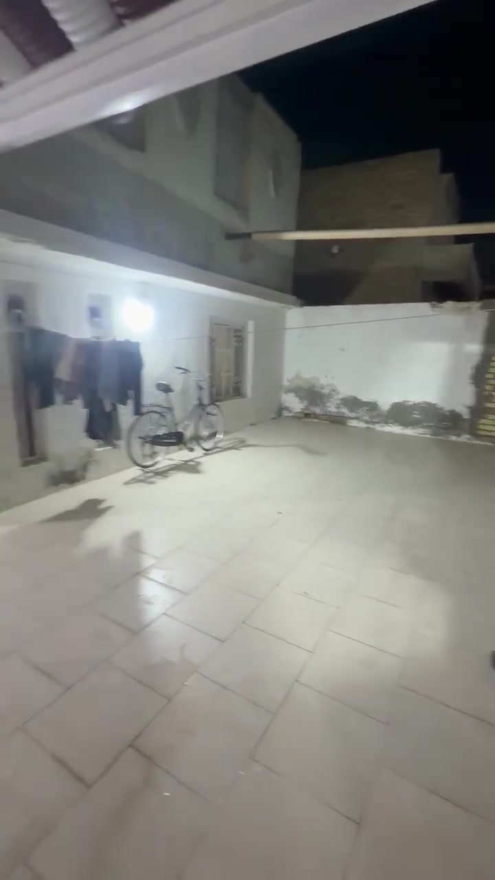 السلام عليكم بيت قرب مدينه الالعاب  قرب جامع الجوادين خريطه رقم ١كونكريت مسلح.  ارضيه جديده مساحته ٢٠٠ للاستفسار ***********
