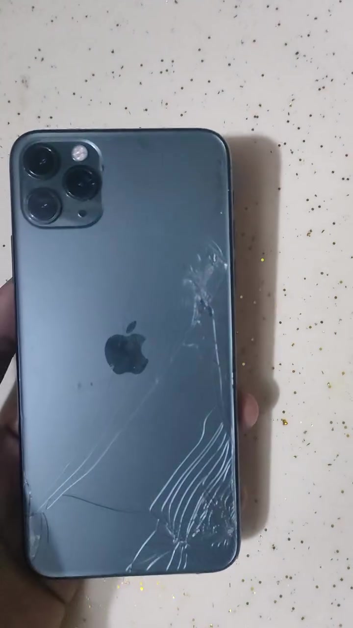 السلام عليكم ايفون 11 برو ماكس ما مبدل بي شي بطارية 79 مال بيت استخدام خفيف ضرره فقط الي بالفديو للاستفسار اكثر ***********

نص مكتوب في الصور:
- حالة البطارية والشحن رسالة مهمة حول البطارية حالة بطاريتك متدنية جدًا. يمكن أن يبدل أحد مزودي خدمة Apple المعتمَدين البطارية لاستعادة الأداء والطاقة القصويين. العثور على خيارات الخدمة... الحد الأقصى للقدرة ٧٩٪ هذا قياس لققدرة البطارية مقارنة بقدرتها عندما كانت جديدة. قد تتسبب القدرة المنخفضة بتقليل ساعات الاستخدام بين عملية الشحن والأخرى. أقصى قدرة للأداء ستساعد الأنظمة المضمنة في النظام والمكونات في تخفيف آثار الأداء التي قد تلاحظها أثناء التقدم الكيميائي في عمر بطارية iPhone. شحن البطارية المحسن للحد من استنزاف عمر البطارية، يتعلم الـ iPhone من عادات الشحن اليومية، بحيث ينتظر ولا يتجاوز ٨٠٪ حتى يحين موعد حاجتك إلى استخدامه.