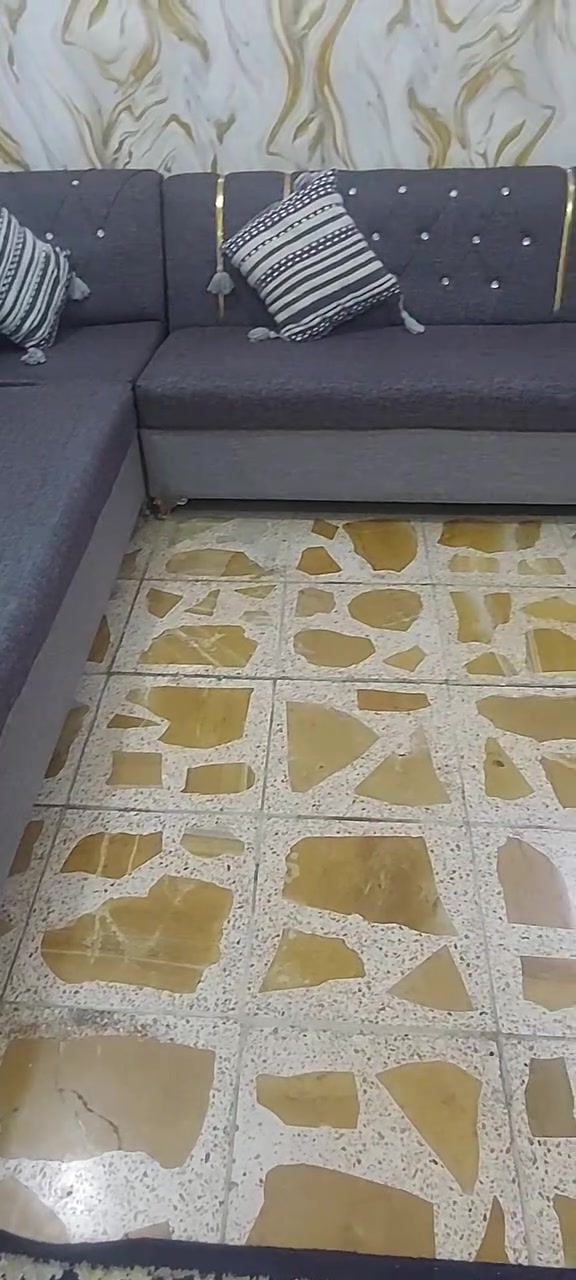 ألسلام عليكم ديوان للبيع قياس 6 متر × 2 ونص متر 
العنوان مدينة الصدر ***********
