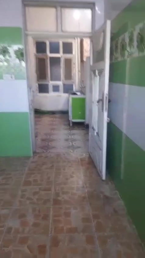السلام عليكم 
بيت للايجار في ال5 كيلو قرب جامع حذيفه بن اليمان 
البيت طابقين 
1- الطابق الارضي : 
غرفه عدد (1)+ صاله + حمام + مطبخ
استقبال معزول (خارجي ) 
صحيات خارجيه 
2- الطابق الثاني :
غرفه عدد(3) + صاله + بلكونه 
للاستفسار الاتصال على الرقم : 
***********
