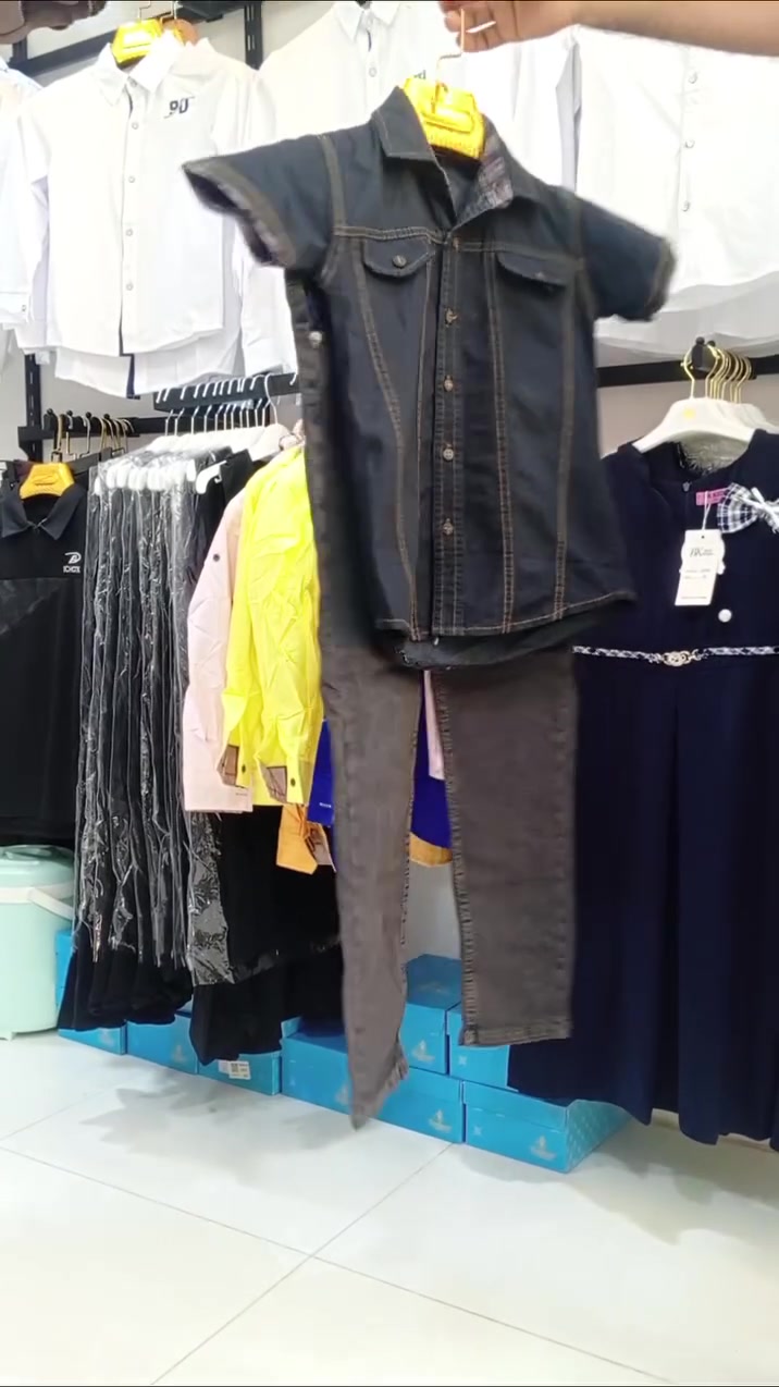 🤠 الطقم الكابوي الولادي 🤠
ستايل كابوي مميز للصغار 🤎🔥
أناقة، فخامة وحضور يخلي أميرك غير بكل طلّة 😎✨
👕 طقم مرتب ومميز
🤠 ستايل كابوي عصري
🎁 مناسب للطلعات والمناسبات
🥳 وكل هذا الجمال بس 15
📩 للحجز والاستفسار راسلونا
📱 واتساب: ***********
 ‏‪***********‬‏
أزياء الريان للألبسة الجاهزة ✨
العنوان /شارع الأطباء الفرع المقابل مختبر الرفاعي 
قرب عيادة دكتورة نادية مقابل محلات احمد القريشي
